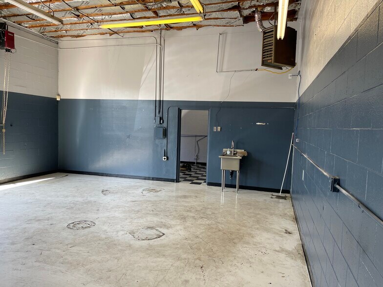 More Photos Of 2621 Pico Blvd, Santa Monica Storefront Retail Office For Lease