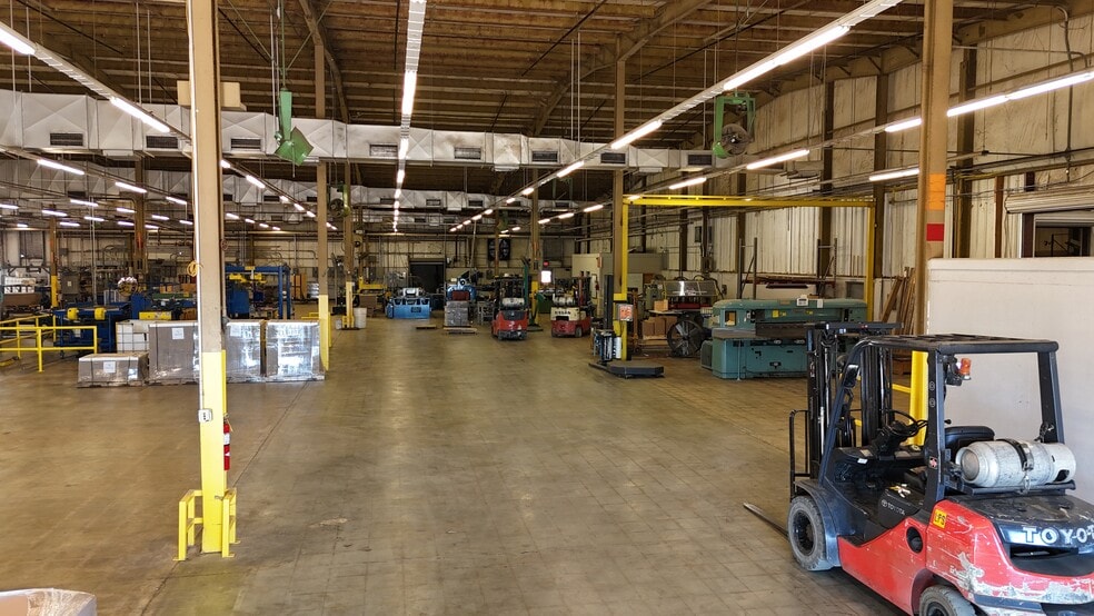 More Photos Of 215 7th Way, Alexander City Distribution For Sale