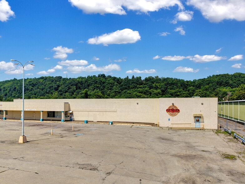 More Photos Of 100 Chamber Plz, Charleroi Supermarket For Lease