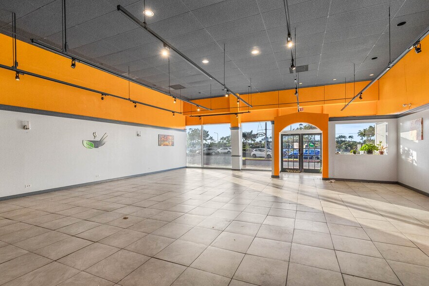 Primary Photo Of 549 Halemaumau St, Honolulu Restaurant For Lease