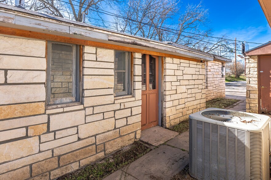 More Photos Of 104 E 5th St, Brady Office Residential For Sale