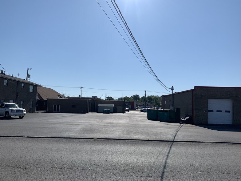 More Photos Of 629 N Main St, Shelbyville General Retail For Lease