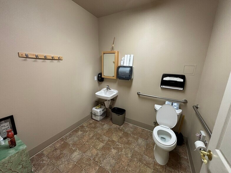 More Photos Of 2230 Kingwood St, Florence Warehouse For Sale