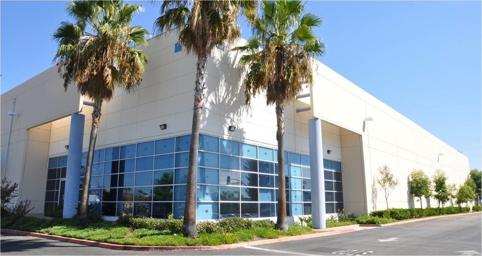 More Photos Of 7620-7640 Airport Business Park Way, Van Nuys Distribution For Lease