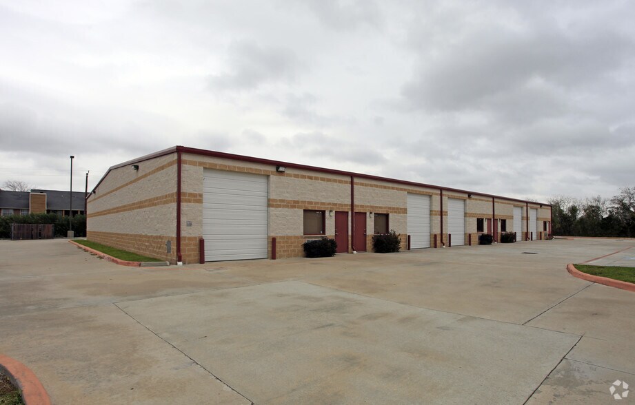 More Photos Of 2911 E Broadway, Pearland Warehouse For Lease