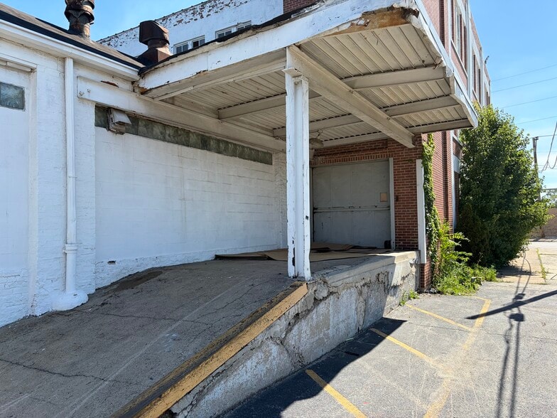 More Photos Of 6546-6558 S Menard Ave, Bedford Park Service For Lease