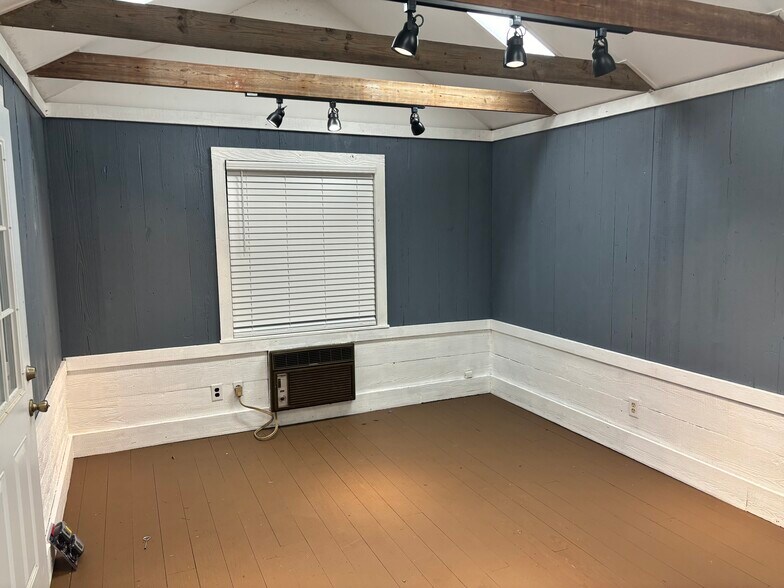 More Photos Of 1600 S Day St, Brenham Medical For Sale