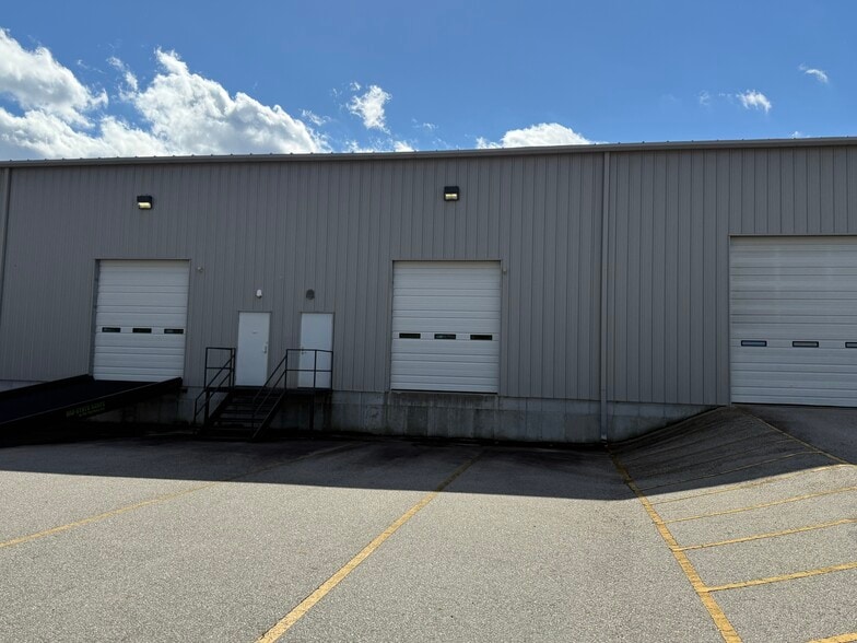 More Photos Of 207 Airport Rd, Fayetteville Light Manufacturing For Lease