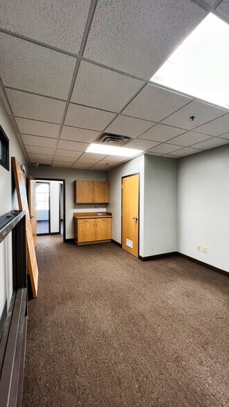 More Photos Of 2850 Cutters Grove Ave, Anoka Office For Lease