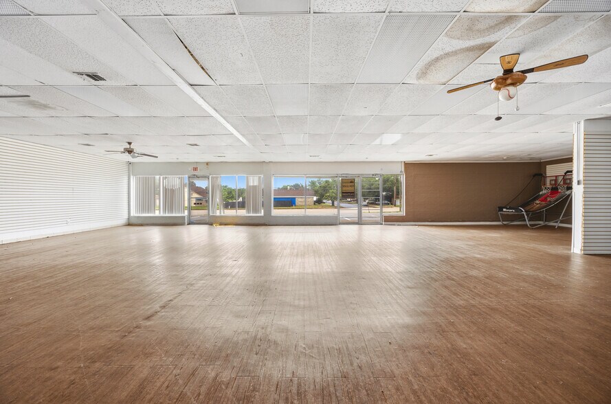 More Photos Of 1320-1326 Bedford Rd, Bedford Unknown For Lease