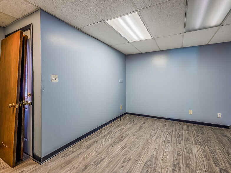 More Photos Of 1121 E State Blvd, Fort Wayne Freestanding For Sale