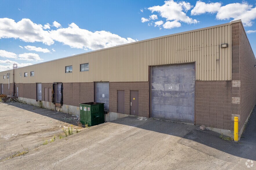 More Photos Of 2597-2635 Boul Le Corbusier, Laval Distribution For Lease