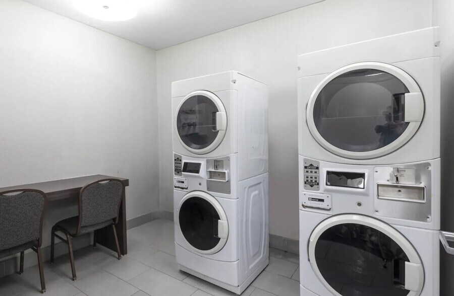 More Photos Of 910 State Highway 35 N, Port Lavaca Hotel For Sale