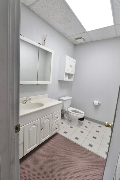 More Photos Of 2912 Lakeside Dr, Oklahoma City Office For Sale