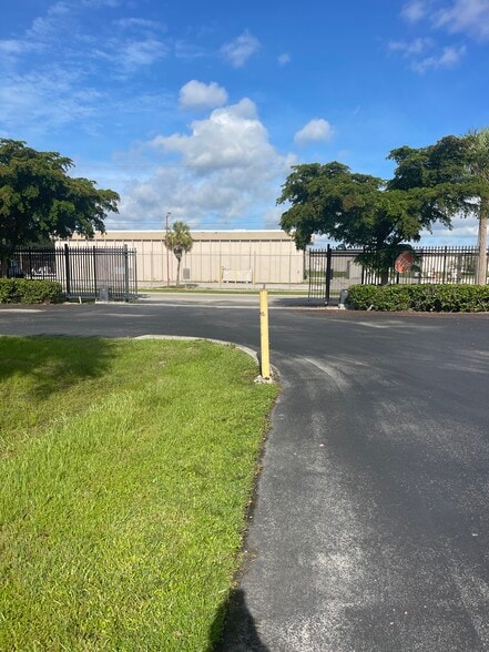 More Photos Of 3550 Work Dr, Fort Myers Showroom For Lease