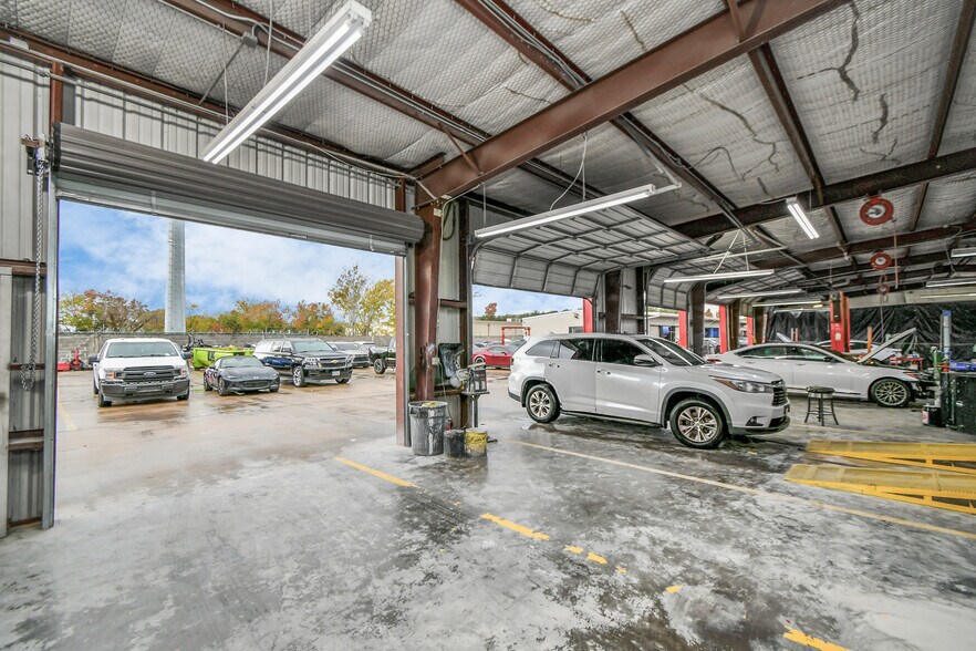 More Photos Of 2525 Westhollow Dr, Houston Auto Repair For Sale