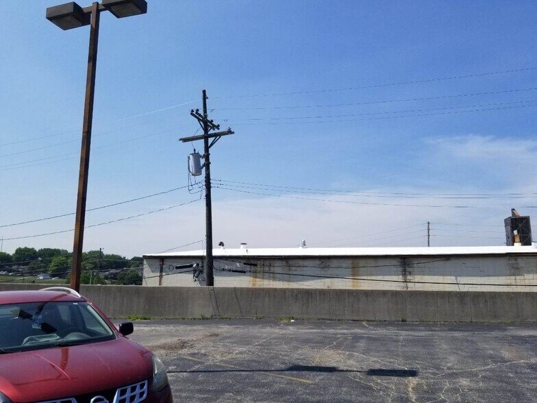 More Photos Of 1015 State Ave, Kansas City Showroom For Lease