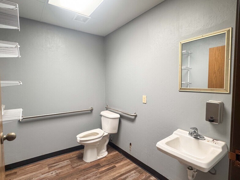 More Photos Of 3561-3569 MacDonnell Dr, Norman Warehouse For Lease