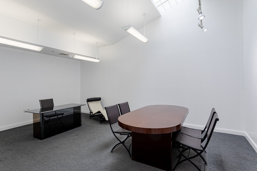 More Photos Of 234 Russell St, Brooklyn Showroom For Lease