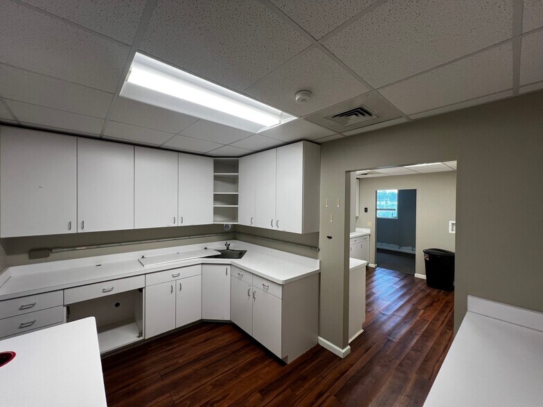 More Photos Of 1000 Ohio Pike, Cincinnati Office For Lease