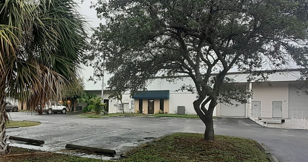 More Photos Of 4201-4205 116th Ter N, Clearwater Warehouse For Lease