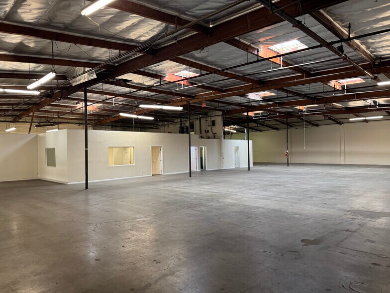 More Photos Of 1365-1367 E 16th St, Los Angeles Warehouse For Sale