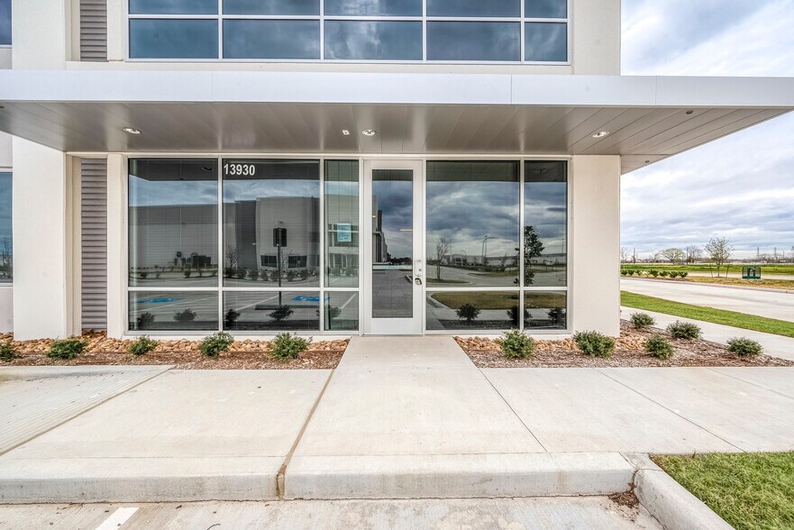 More Photos Of 13930 Journey Rd, Houston Warehouse For Sale