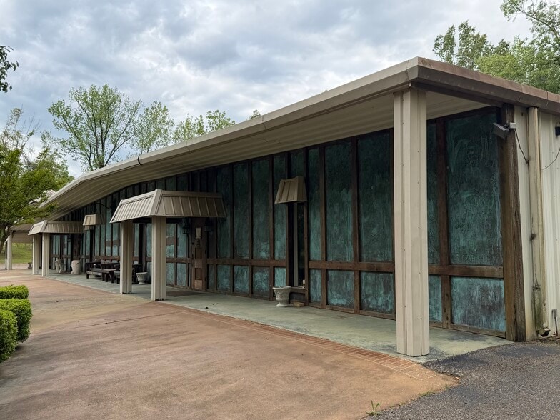 More Photos Of 1951 E 3rd St, Corinth Cemetery Mausoleum For Sale
