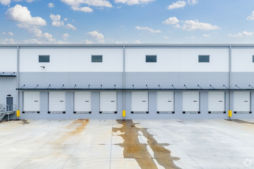 More Photos Of 14520 Global Pky, Fort Myers Warehouse For Lease