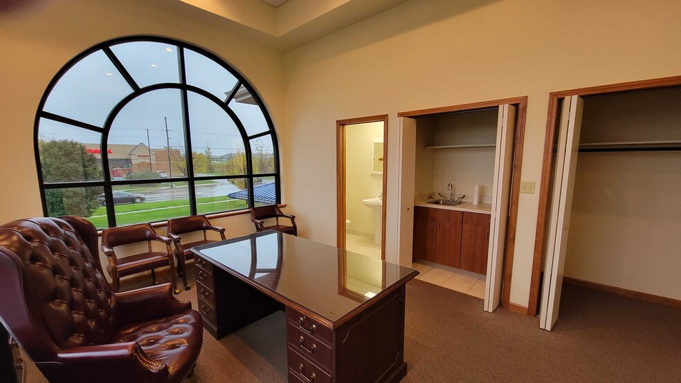 More Photos Of 1501 S Court St, Crown Point Medical For Lease