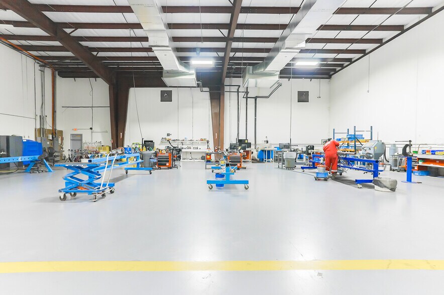 More Photos Of 9933 Regal Row, Houston Warehouse For Lease