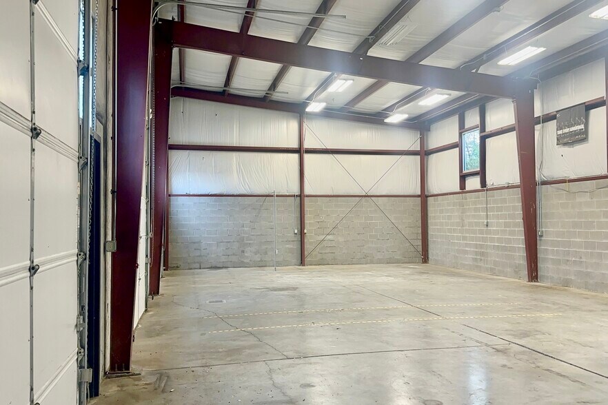 More Photos Of 2412 Palumbo Dr, Lexington Warehouse For Lease
