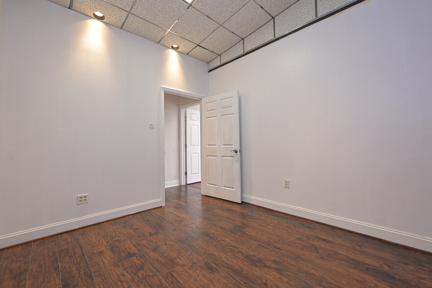 More Photos Of 5625 Cypress Creek Pky, Houston Office For Sale