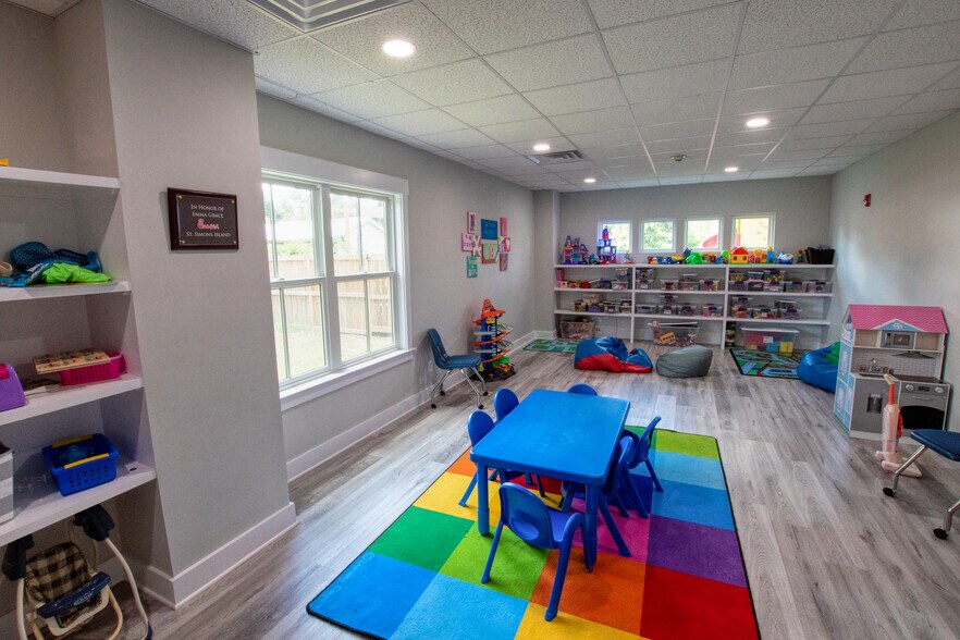 More Photos Of 2300 Parkwood Dr, Brunswick Office For Sale