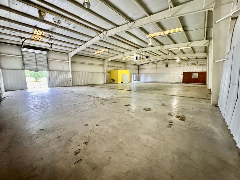 More Photos Of 3123 Cedar Park, Greensboro Warehouse For Lease