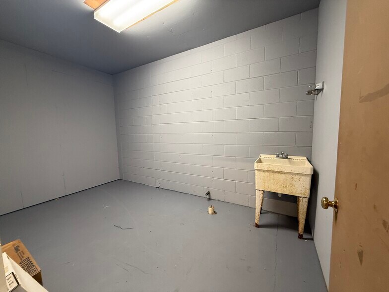 More Photos Of 150 Southmoore Ave, Aberdeen Warehouse For Lease