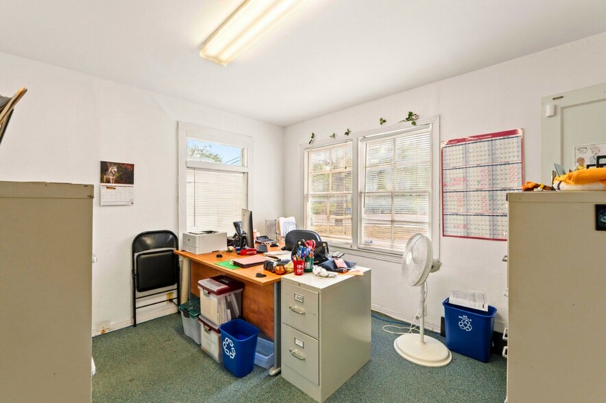 More Photos Of 2710 Manor Rd, Austin Office For Sale