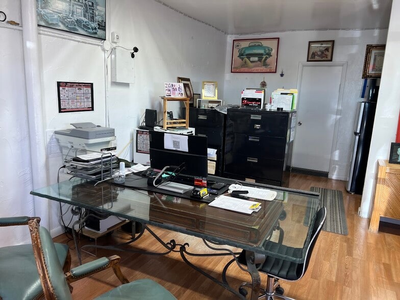 More Photos Of 205 N Dixie Hwy, Hallandale Beach Service For Sale