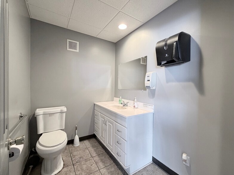 More Photos Of 701 SW 1st St, Oak Grove Industrial For Lease