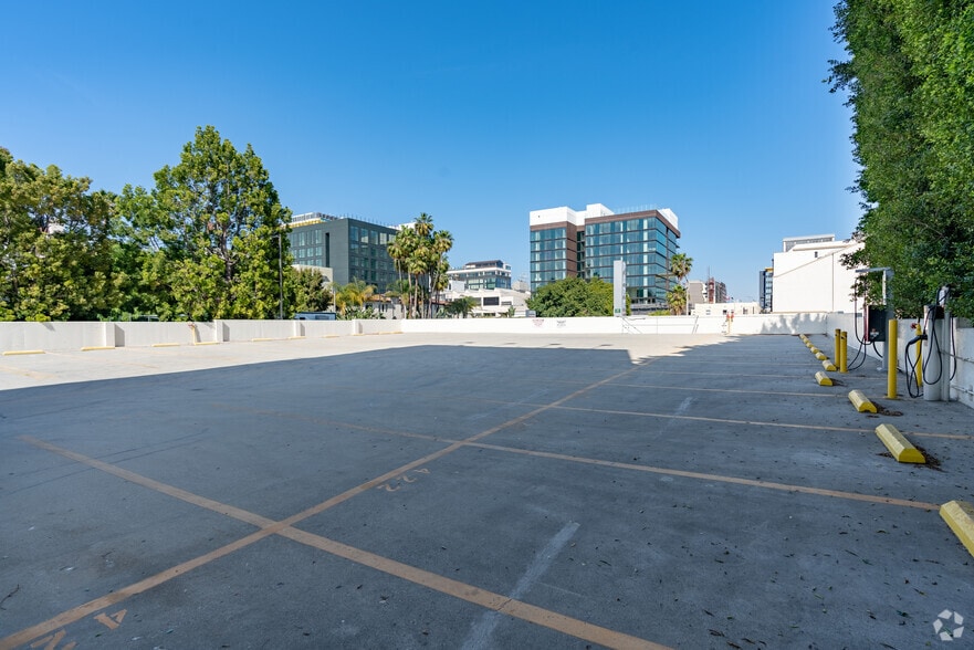 More Photos Of 6565 W Sunset Blvd, Hollywood Office For Lease