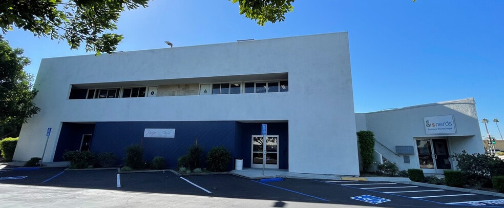 More Photos Of 560 W 1st St, Tustin Office For Lease