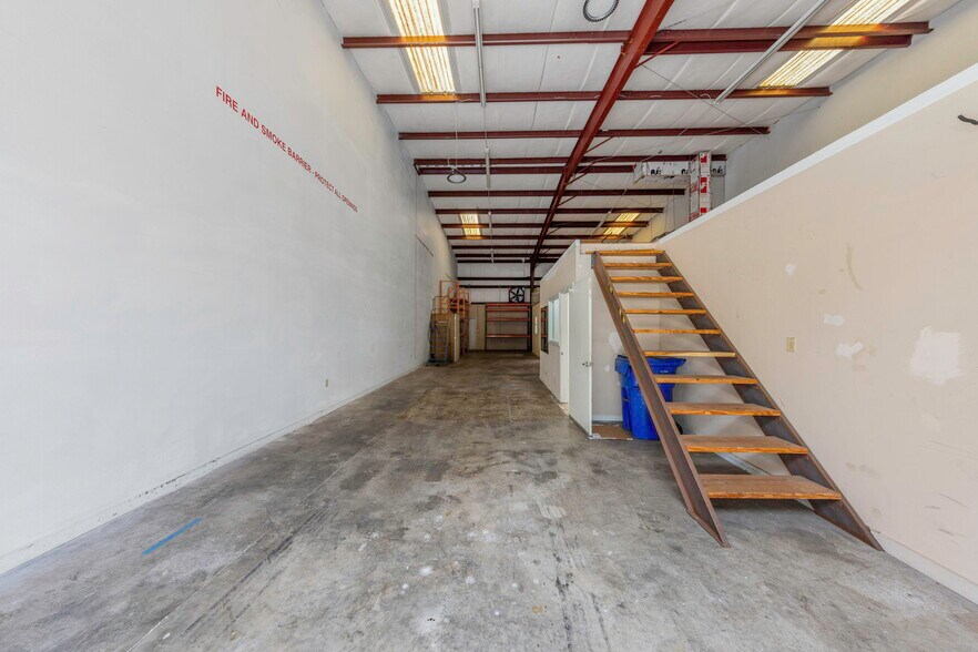 More Photos Of 565 Frederica Ln, Dunedin Warehouse For Lease