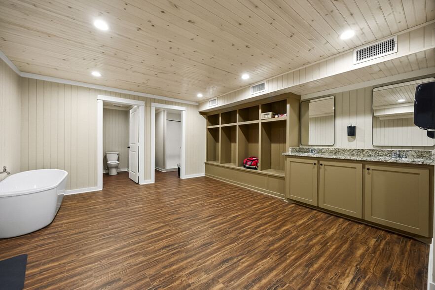 More Photos Of 397 VZ County Road 3611, Edgewood Sports And Entertainment For Sale