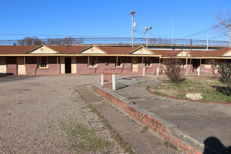 More Photos Of 1220 W 7th St, Texarkana Hotel For Sale