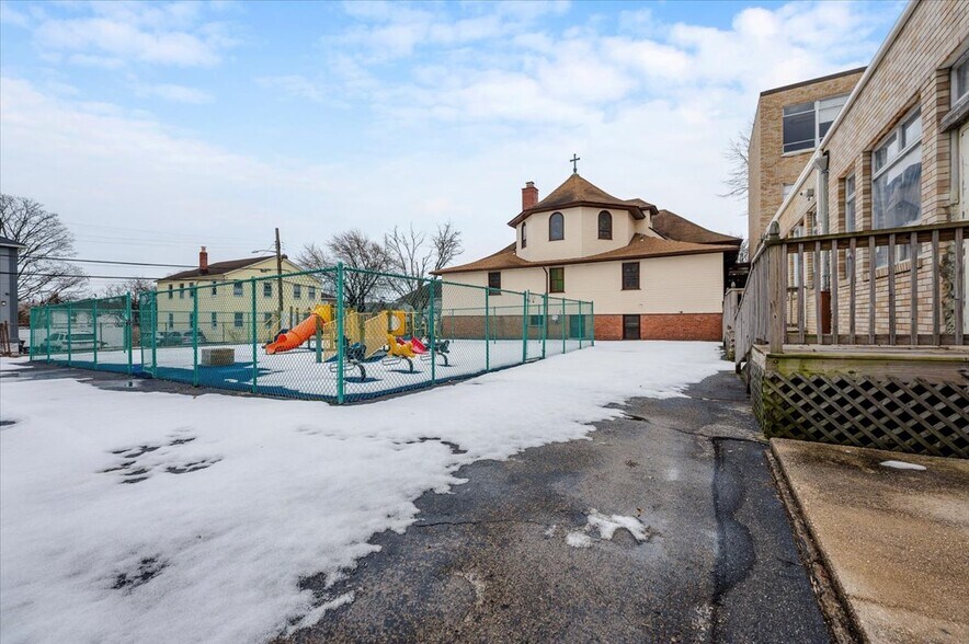 More Photos Of 90 Henry St, Inwood Office For Lease