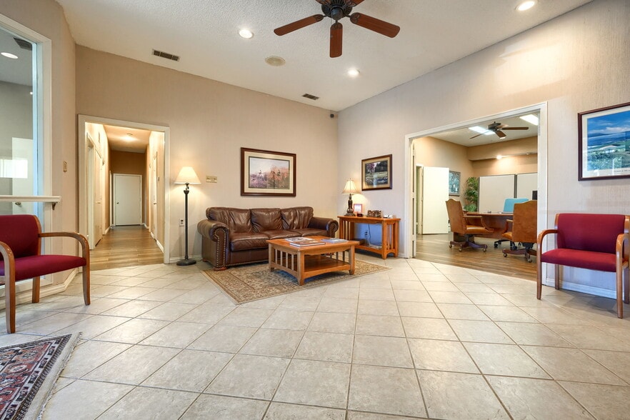 More Photos Of 6812 Avenue K, Plano Flex For Lease