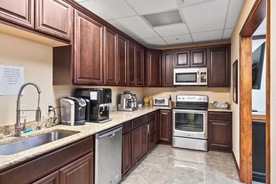 More Photos Of 1312 E 14th St, Plano Office For Lease