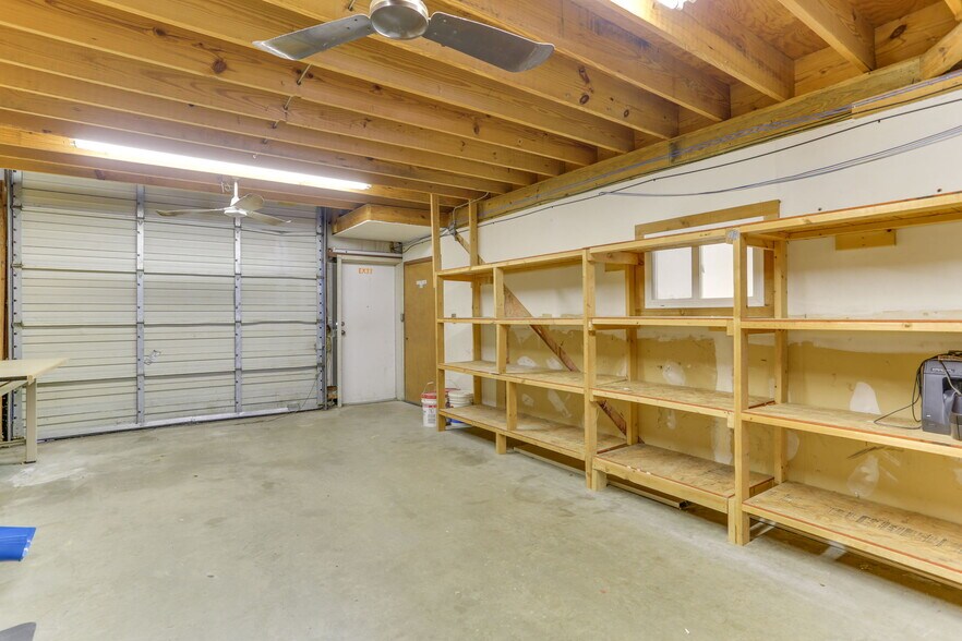 More Photos Of 1222 Executive Blvd, Chesapeake Showroom For Lease