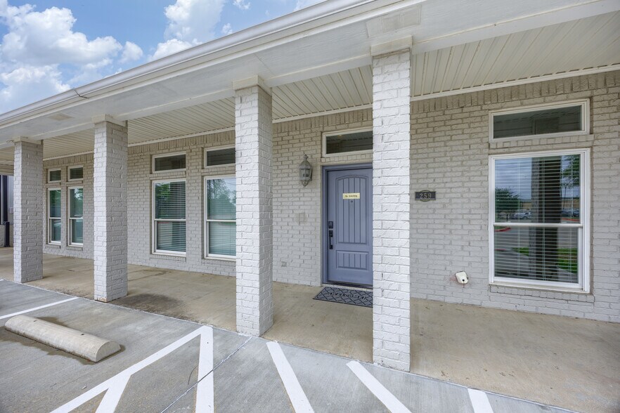More Photos Of 259 Ranch Trl, Rockwall Office For Lease