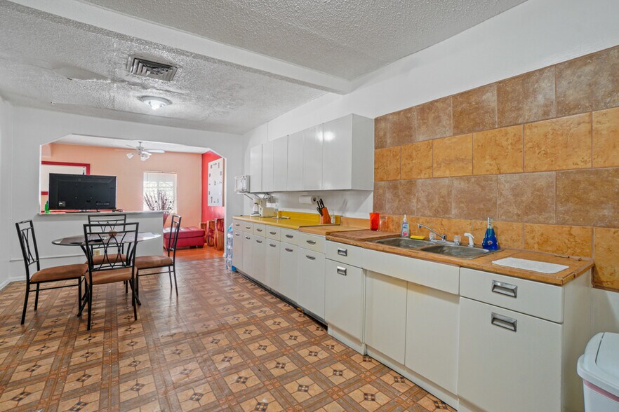 More Photos Of 10108 Socorro Dr, El Paso General Retail For Sale